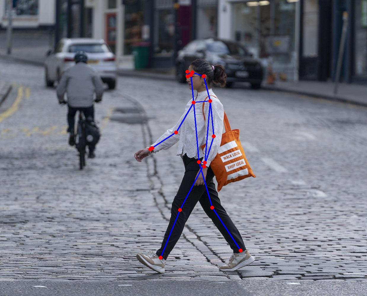 persona caminando por la calle